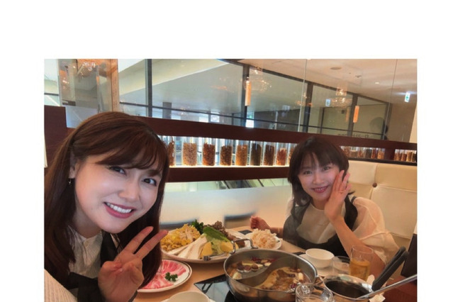 安めぐみ、山口もえと食事を楽しむ仲良しショット公開 画像