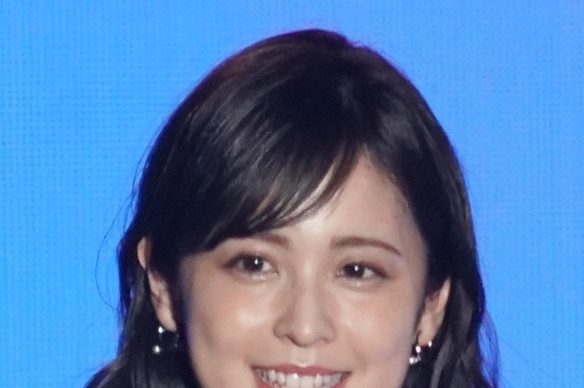 久慈暁子、美脚際立つゴルフウエア姿に「グリーンでも映え映え」の称賛 画像