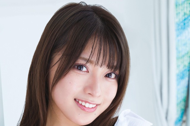 SNS総フォロワー数74万人の“まるぴ”、1st写真集で胸元セクシーな白シャツカット 画像