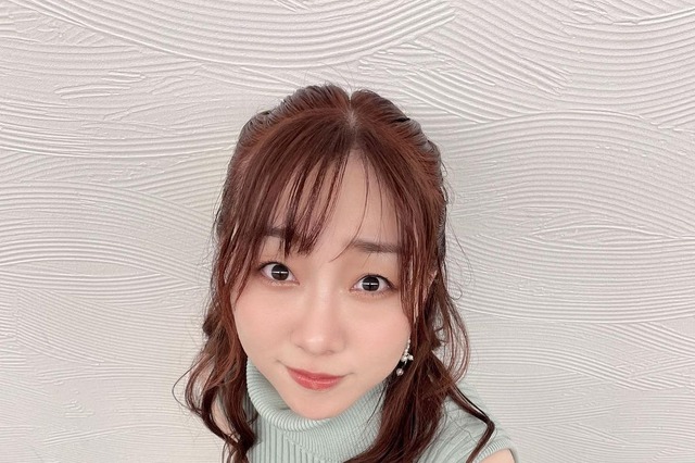 須田亜香里、体にぴったりのニットワンピで太ももチラリ! 画像