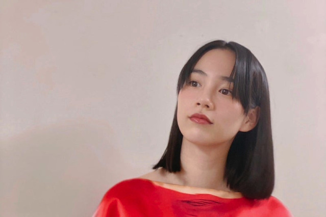 のん、あまちゃん10周年コンサート出演！赤いシルクサテンドレス姿でファン魅了 画像