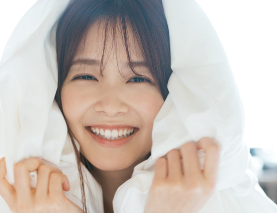 久間田琳加、夏の伊豆をぶらり観光！自然な表情魅力の2024年カレンダー発売決定 画像