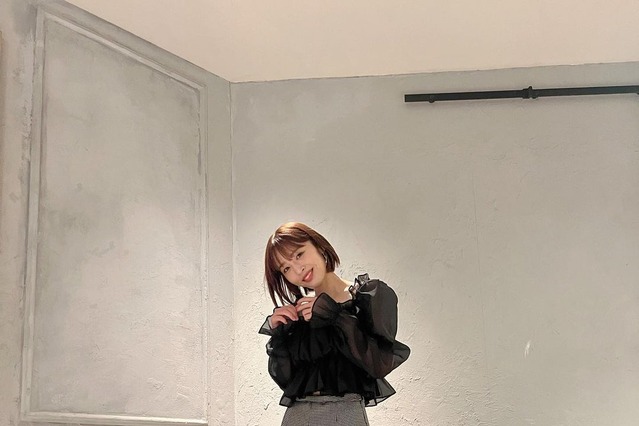 神部美咲、久々の「週末はミニでしょ」！ボブ＆ミニスカにファン注目 画像