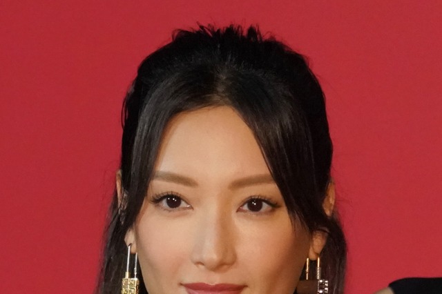 まるでファッションショー!菜々緒、パリのバルコニーでポージング動画 画像