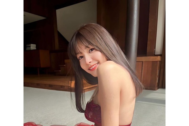 吉澤遥奈、透け感セクシーな『FLASH』オフショット公開 画像