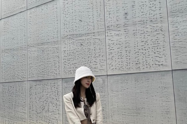 堀未央奈、秋コーデの超ミニスカで美脚を披露 画像