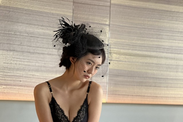 豊田ルナ、黒のランジェリー＆ガーターベルト姿のセクシーオフショット！ 画像