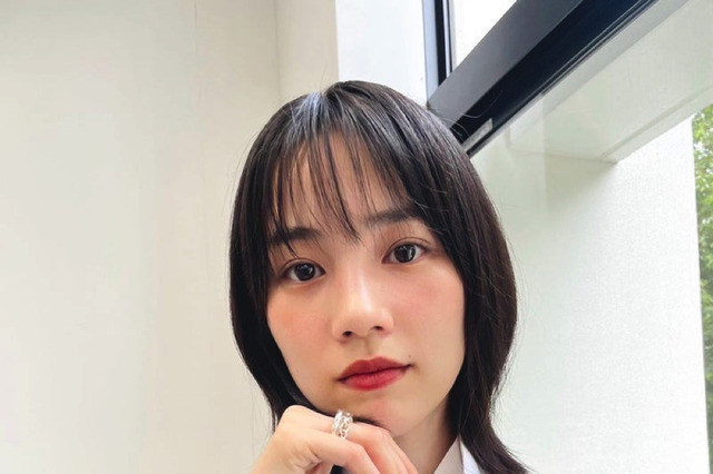 のん、ニューヘアスタイルでメンズライクな衣装着こなし！ファンからは「とっても素敵」 画像