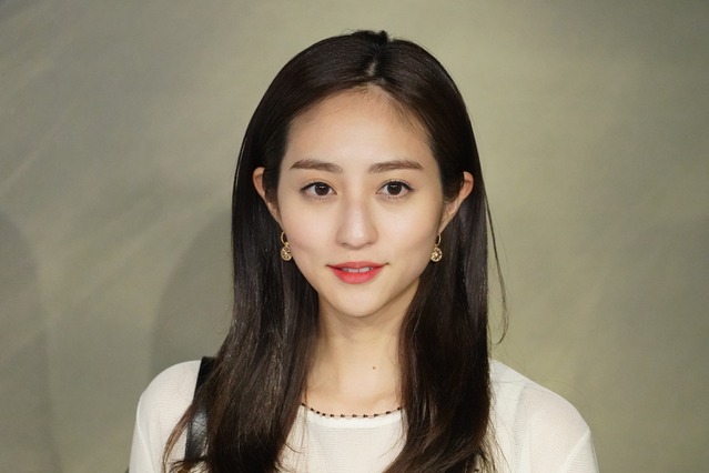 堀田茜、ボディラインあらわに！セクシーなオリーブ色のドレス姿披露 画像