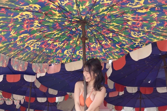 鈴木ふみ奈、美乳がビーチパラソルに!砂浜でのビキニ姿を投稿 画像