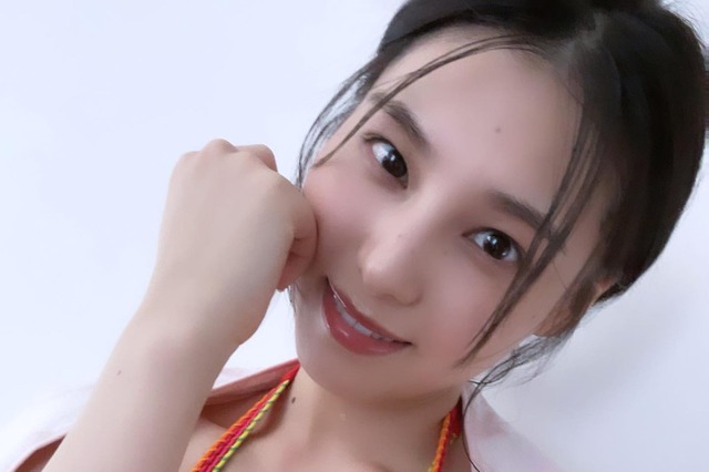 相楽伊織、真っ赤なビキニ姿で胸元を大胆披露!SNSでのグラビアショット増加にファン歓喜 画像