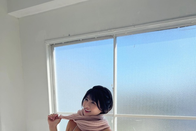 ちとせよしの、水着マフラー姿で美ボディを大胆披露! 画像