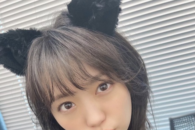 大原優乃、胸元が大胆に開いた黒猫コスプレ姿を披露！ 画像