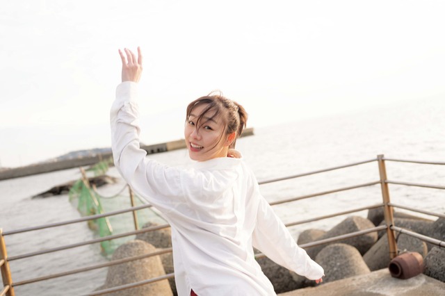須田亜香里、SKE48卒業後初のフォトエッセイが発売前重版！海風に髪をなびかせる先行カットも解禁 画像
