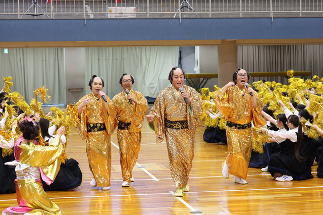 松平健、おぎやはぎ矢作、ビビる大木、鬼龍院翔が総勢348人と「マツケンサンバII」! 画像