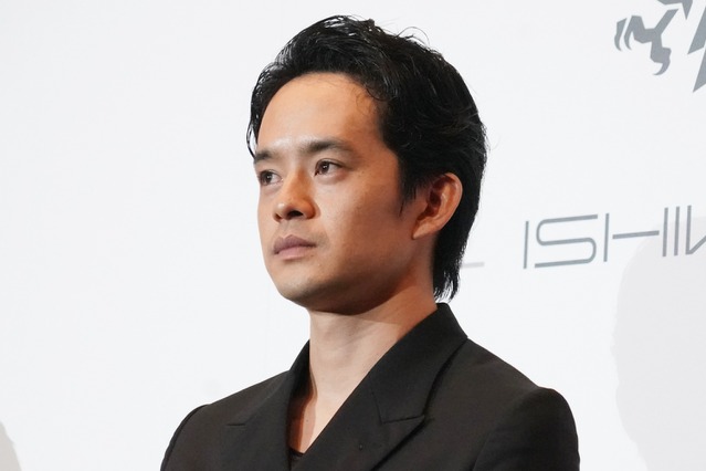 池松壮亮、驚きの特技!自分でノックした球を自分でキャッチ! 画像