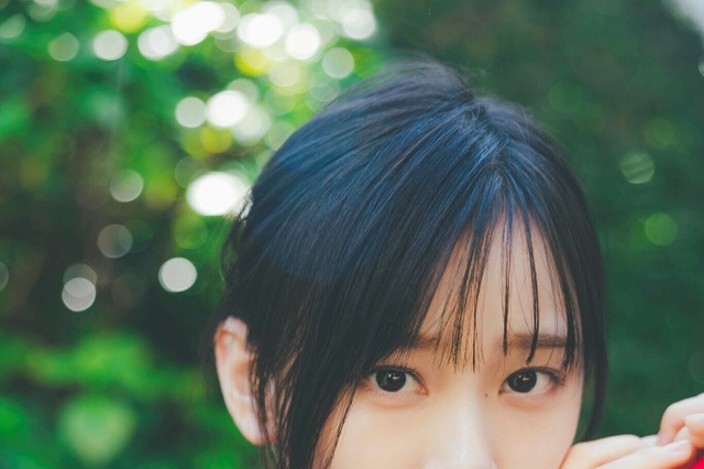 櫻坂46・山下瞳月、初のソロ表紙!グラビアでは多彩な表情も 画像