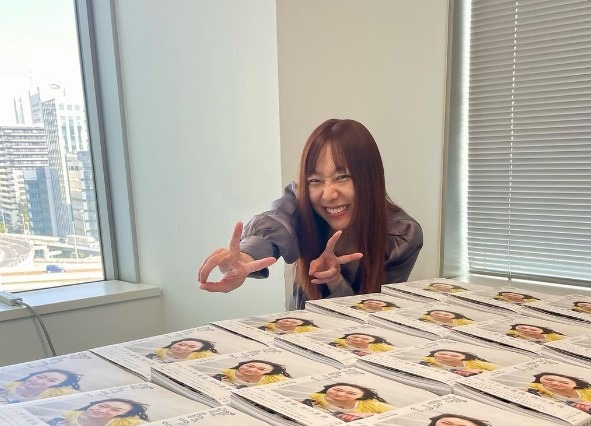 須田亜香里、重版フォトエッセイにサイン！「この日は800以上書いた」 画像