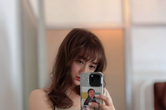 小松彩夏、シースルーシャツはだける自撮りショット公開 画像