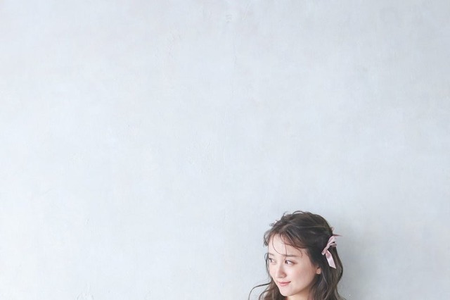 小松彩夏、アンティーク風ロングスリーブドレス姿でファン魅了 画像