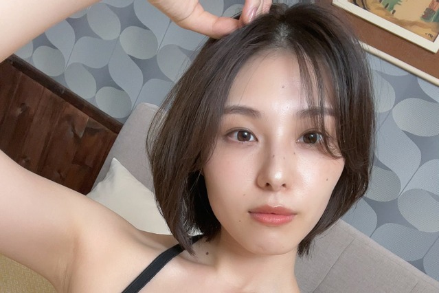 相楽伊織、黒の水着姿のセクシーな自撮りショット公開！ 画像