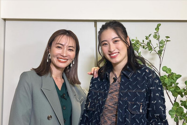 再婚の新山千春、成人する娘と笑顔で寄り添う親子ショット「姉妹みたいで可愛い」「素敵母娘」 画像