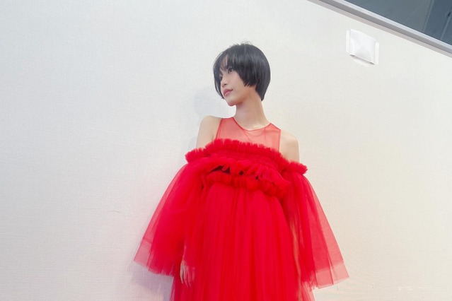 南沙良、鮮やかな赤のドレス姿を披露「どこのプリンセスかと」 画像