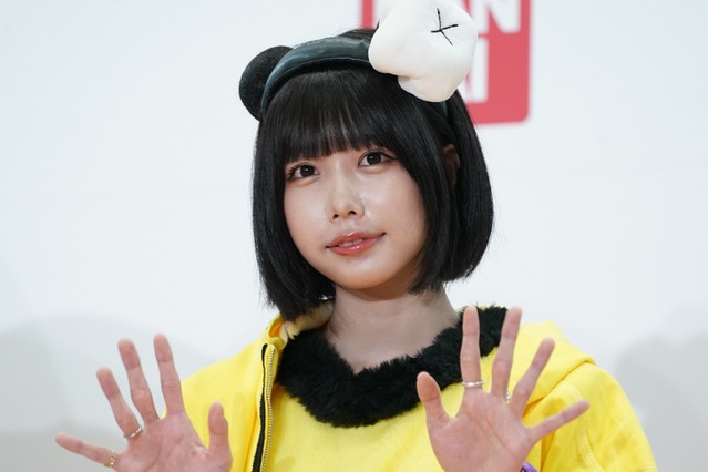 あの、MTV VMAJ2023受賞式に激レアな金髪ボブで登場!「舌ペロ」ショットも話題に 画像