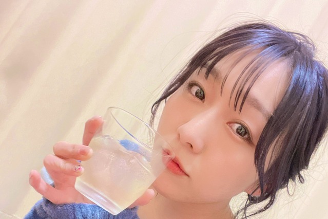 須田亜香里、もこもこルームウェア+ランジェリーのラフな姿で谷間を露出 画像