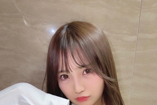 NMB48・早川夢菜、”彼シャツ”姿を披露！「借りちゃった」 画像