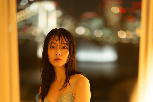 小島梨里杏、大胆なランジェリー姿を披露 “大人の恋”がテーマのカレンダー発売 画像