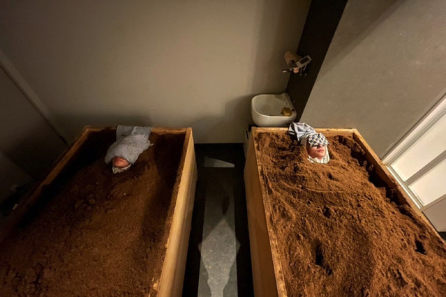 高橋メアリージュン、妹・ユウとの“酵素浴”姿を披露 画像