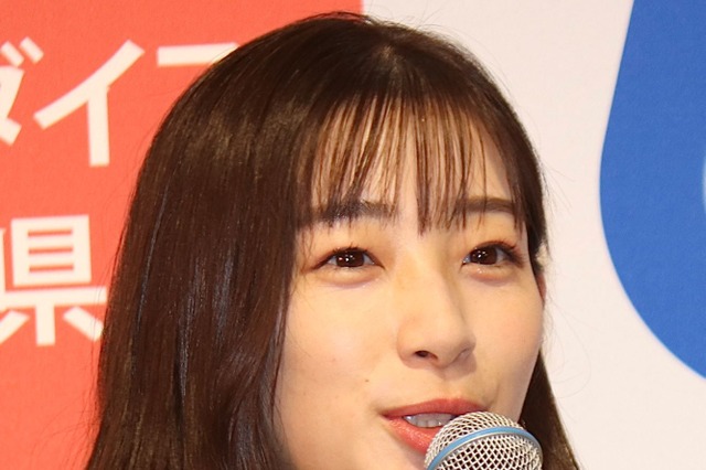 足立梨花、誕生日祝いのバルーン持ち帰り！「このまま電車乗ろうとしたら止められました」 画像