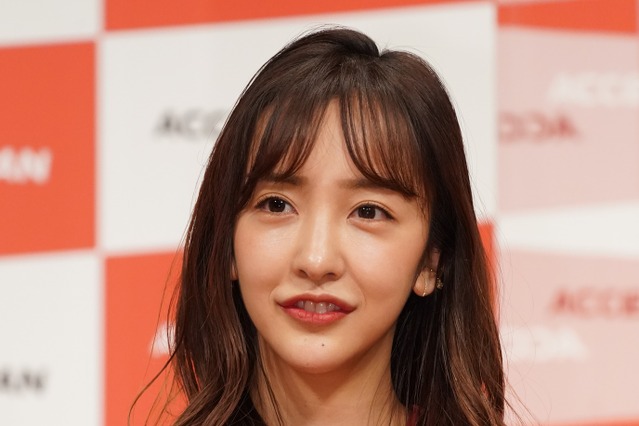 板野友美、ミニスカ＋レースストッキングで美脚際立つ 画像