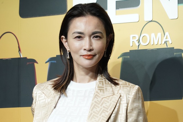長谷川京子、24歳時の雑誌写真公開!ファン「かっこいい」「素敵」 画像