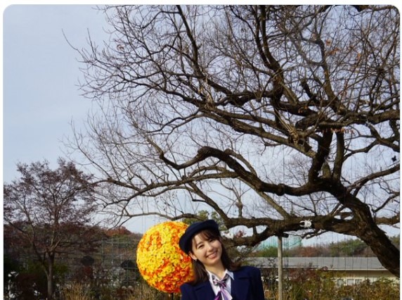 小池里奈のバスガイド姿にファン「めちゃくちゃかわいい」「美しすぎる」 画像