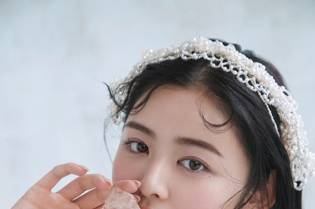 古畑星夏、ドレス姿でデコルテ露出 “今が史上最高”のプロポーション 画像