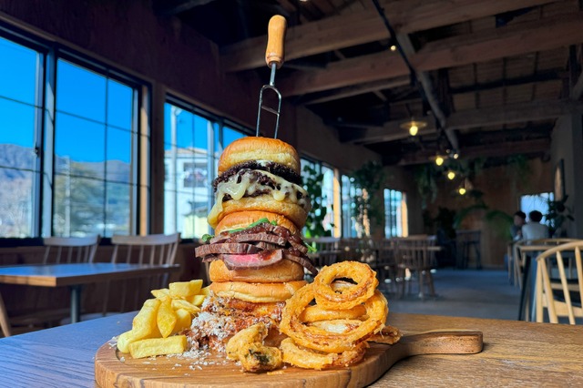 箱根LüDERA、“史上最高”のバーガーを年末年始限定販売 画像