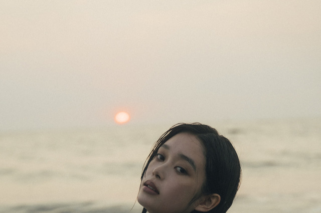 髙石あかり、ノスタルジックな白ワンピ姿を披露　自身初の写真集発売 画像