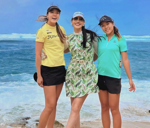 アンミカ、女子プロゴルファー・エイミーコガらと美脚際立つ3ショット公開 画像