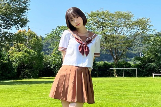新唯、制服姿で「すんドめ」配信アピール 画像