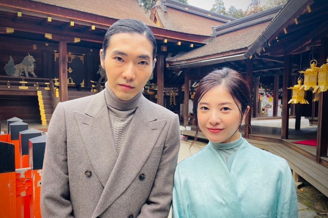 吉高由里子&柄本佑、紫式部ゆかりの神社参拝でNHK大河ドラマ『光る君へ』に意気込み 画像