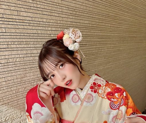 黒嵜菜々子、成人式の振袖姿を披露 画像