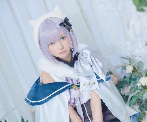えなこ、花芽すみれのコスプレ披露!黒タイツで絶対領域あらわ 画像