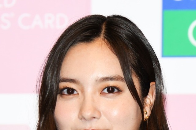 新川優愛、インスタ開設後初の自撮り写真公開「世界一可愛くて女神様」 画像
