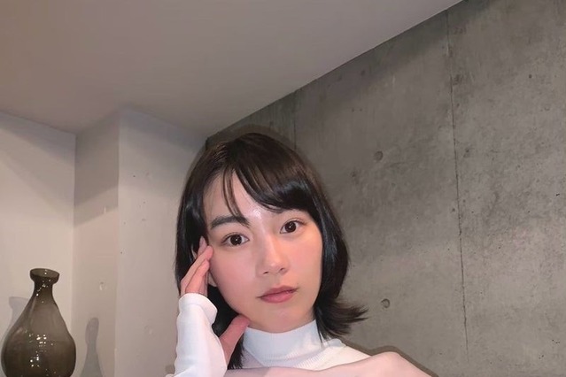 のん、スモーキーなピンクワンピを着こなす姿に「大人の魅力がすごい」「品と透明感があって似合ってます」の声 画像