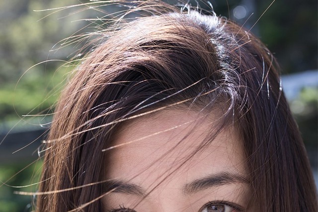 尾野真千子、NHK朝ドラ『虎に翼』語り決定に「マイクの前に立った瞬間、緊張して文字が歪みました」 画像