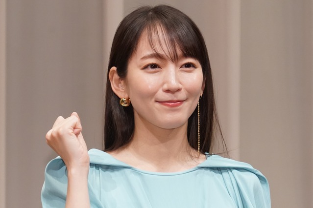 吉岡里帆、祝31歳！誕生日ケーキ眺めて頬緩める姿に祝福の声 画像