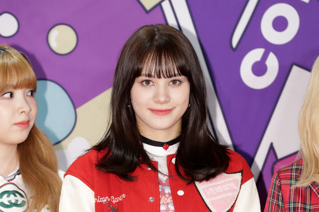 NiziU・ニナ、オフショルダードレスでデコルテ＋美背中大胆披露 画像