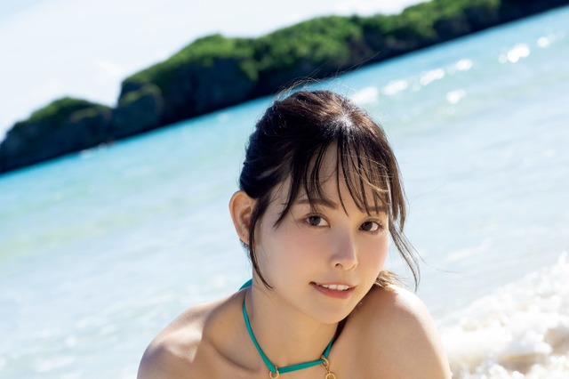 遠藤まめ、小柄でスレンダーな天然美女がグラビアで弾ける 画像